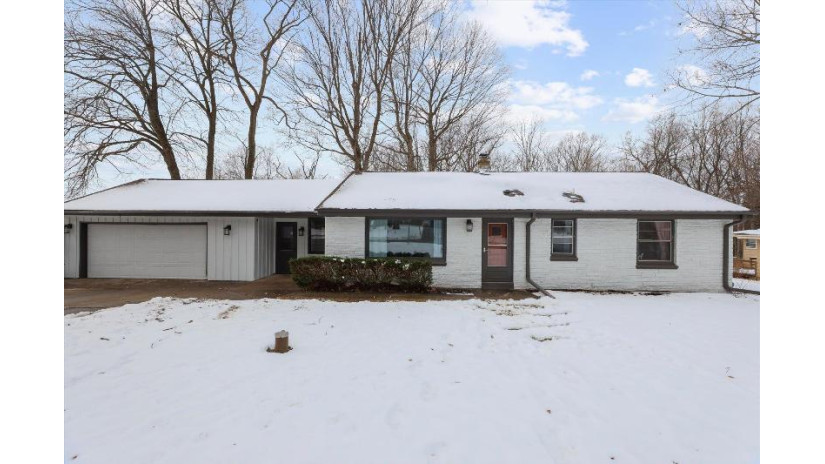 1601 S Westwoods Rd New Berlin, WI 53146 by Big Block Midwest $315,000