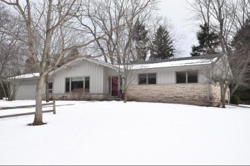 107 White Sand Ln, Wind Point, WI 53402-2313