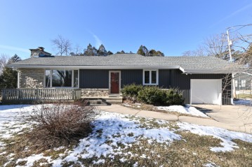 10229 N River Rd, Mequon, WI 53092-4560