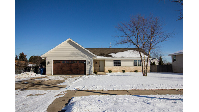 8320 S Shepard Ave Oak Creek, WI 53154 by Shorewest Realtors $400,000