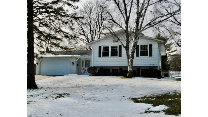 977 14th Ave Grafton, WI 53024 by Shorewest Realtors $284,900