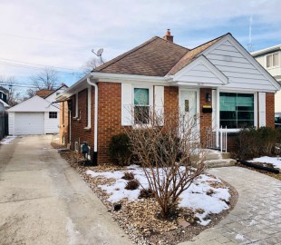 2415 N 70th St, Wauwatosa, WI 53213-1321