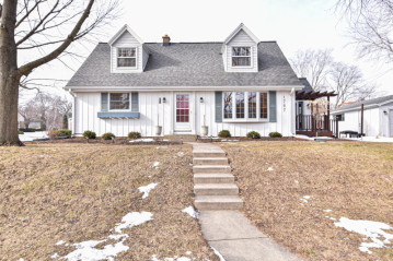 1707 N 118th St, Wauwatosa, WI 53226-3013