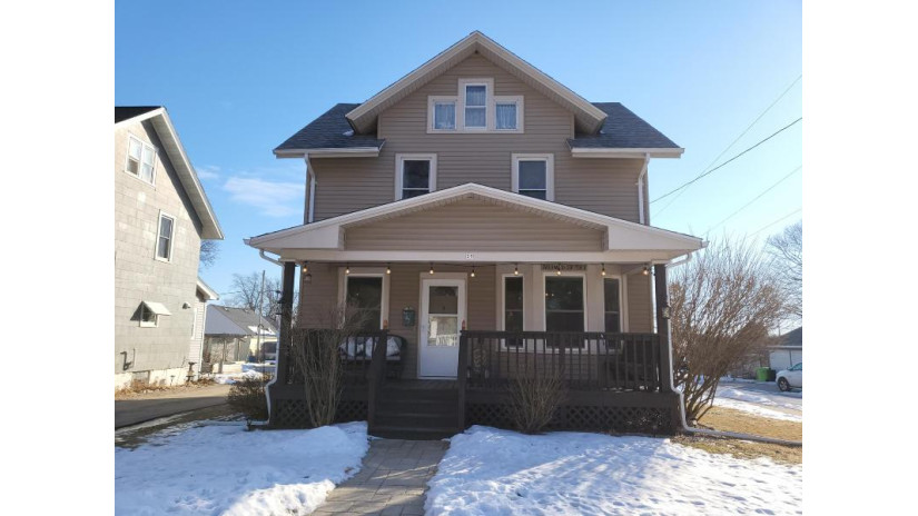 39 W Washington Ave Hartford, WI 53027 by First Weber Inc- Greenfield $214,900