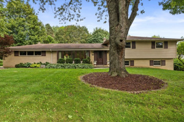 1520 Helene Dr, Brookfield, WI 53045-5407