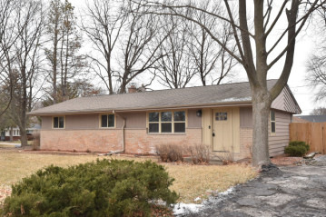 5870 W Donna Dr, Brown Deer, WI 53223-2926