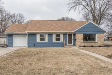 9508 W Fiebrantz Ave, Wauwatosa, WI 53222-1543