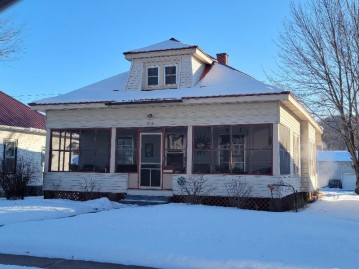 614 N Michigan St, Prairie Du Chien, WI 53821