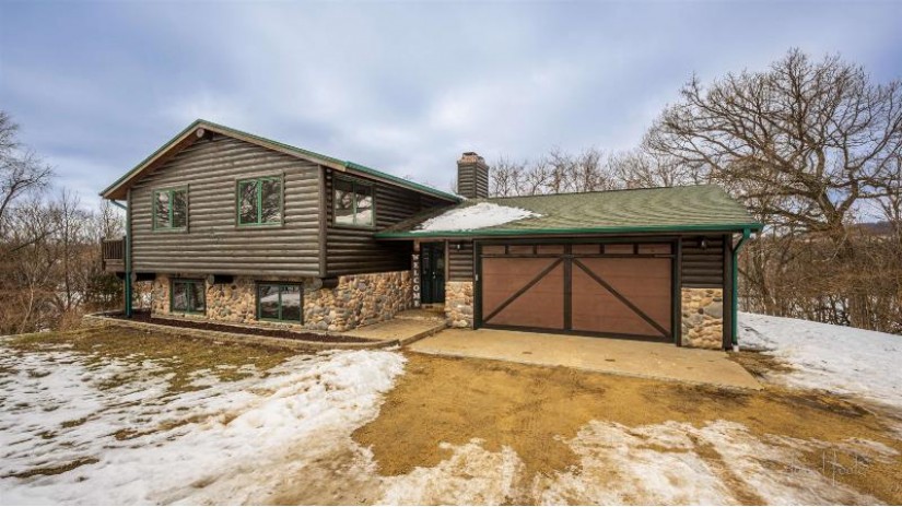 25 Thunder Rock Trail Galena, IL 61036 by Coldwell Banker Network Realty $325,000