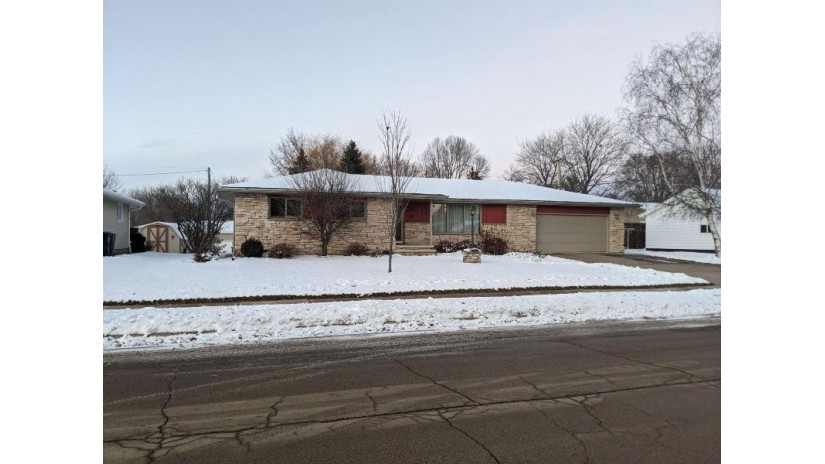 711 W Jennings Street New London, WI 54961 by Coldwell Banker Real Estate Group $192,900