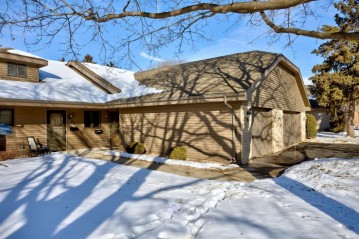 77 Spencer Village Court, Grand Chute, WI 54914-4600