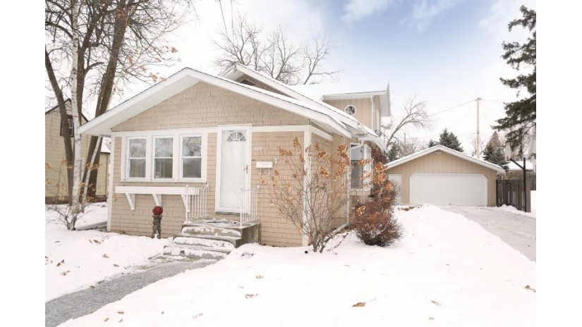 409 W Jennings Street New London, WI 54961 by Coldwell Banker Real Estate Group $199,900