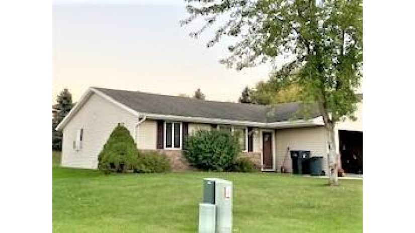 616 Donna St Chilton, WI 53014-1500 by CRES $129,900