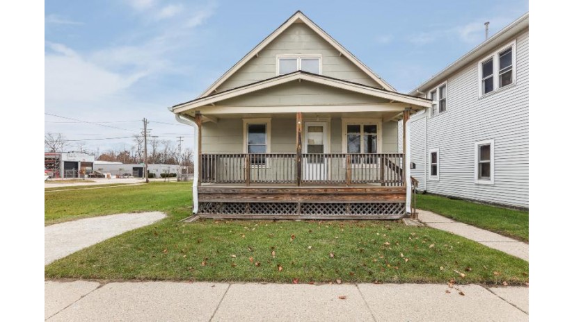 4005 14th Ave Kenosha, WI 53140 by Mastermind, REALTORS $129,900