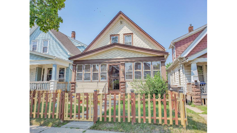 3235 N 33rd St Milwaukee, WI 53216 by RE/MAX Service First $110,000