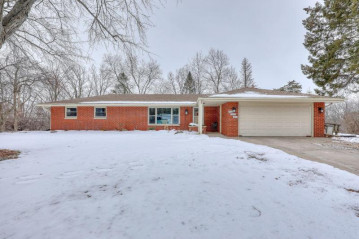 996 Hickory Hill Pkwy, Richfield, WI 53033-9508