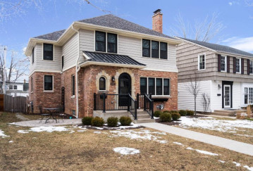 5955 N Berkeley Blvd, Whitefish Bay, WI 53217-4641