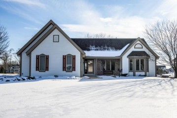 337 Sand Hill Ln, Dousman, WI 53118-8837