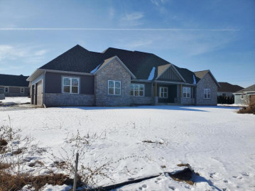 W229N3655 Sterling Ct, Pewaukee, WI 53072-4189