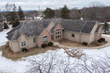 19160 Eton Ct, Brookfield, WI 53045-8124