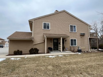 4636 S Woodland Dr, Greenfield, WI 53220-3844