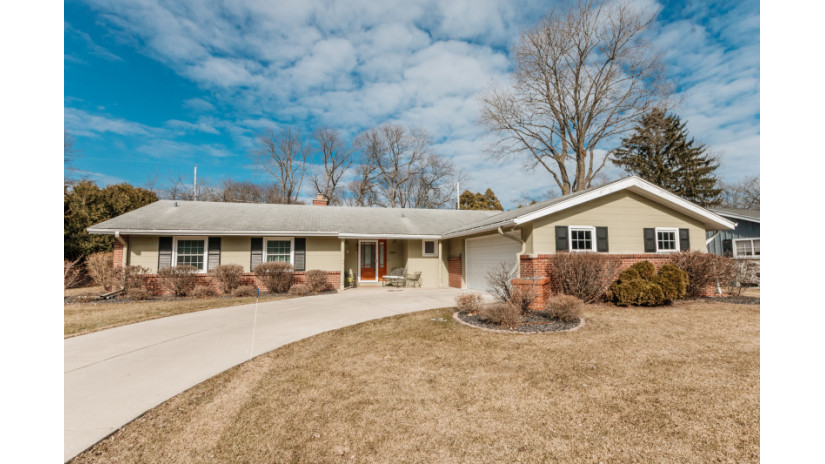 2300 W Hemlock Rd Glendale, WI 53209 by Shorewest Realtors $359,900