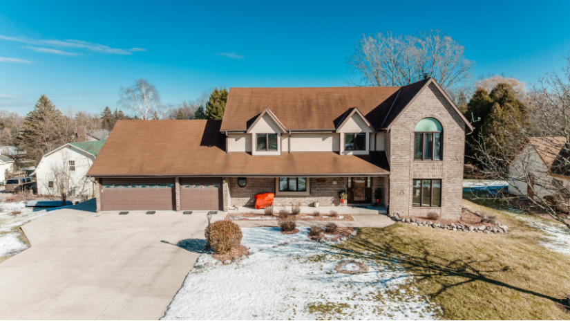 W142N7162 Oakwood Dr Menomonee Falls, WI 53051 by Shorewest Realtors $534,900