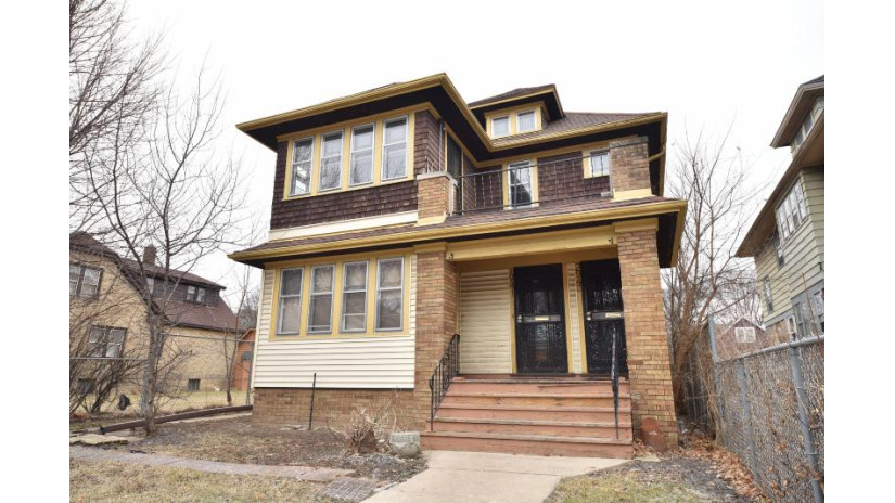 2941 N 44th St 2943 Milwaukee, WI 53210 by RE/MAX Realty Pros~Brookfield $134,000