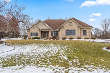 W263N2811 Coachman Dr, Pewaukee, WI 53072-4590