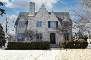 6311 N Berkeley Blvd, Whitefish Bay, WI 53217-4334