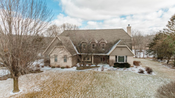 890 Larkspur Dr, Brookfield, WI 53045-5900