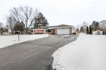 21295 Candlewood Dr, Brookfield, WI 53186-5474