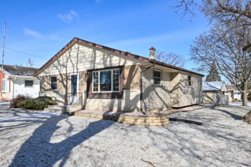 6700 W Leroy Ave, Greenfield, WI 53220-3052