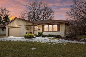 5133 Russell Dr, Greendale, WI 53129-2837