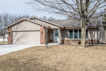 826 Oxford Dr, Hartland, WI 53029-2548