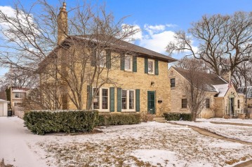 2608 N 91st St, Wauwatosa, WI 53226-1837