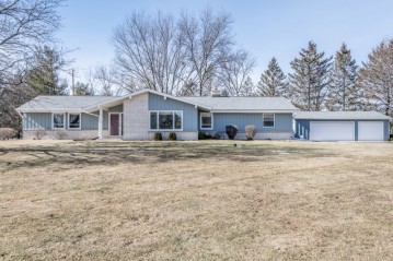 W271N402 Jills Dr, Pewaukee, WI 53188-1921