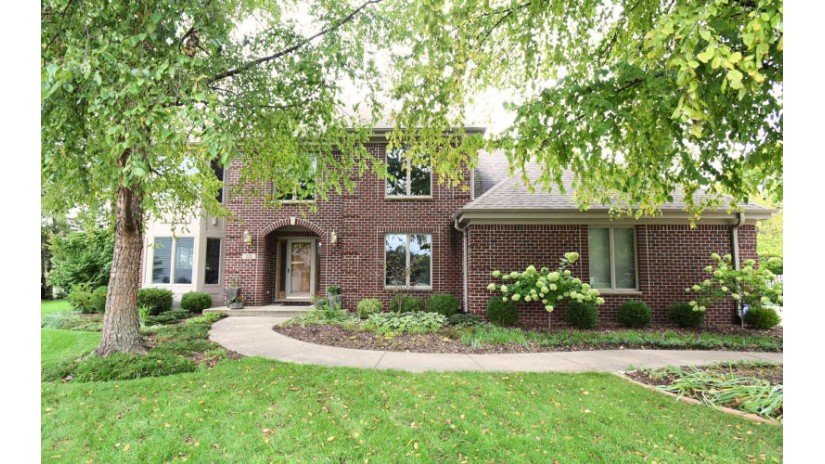 221 Michigan Ct Racine, WI 53402 by Shorewest Realtors $565,000