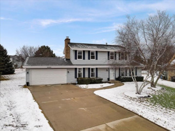 W225N2796 Fernwood Ct, Pewaukee, WI 53186-1090