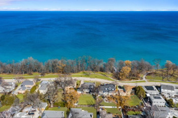 5025 N Palisades Rd, Whitefish Bay, WI 53217-5756