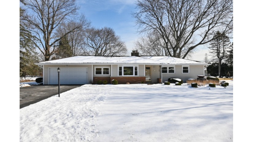 260 N 165th St Brookfield, WI 53005 by Shorewest Realtors $350,000