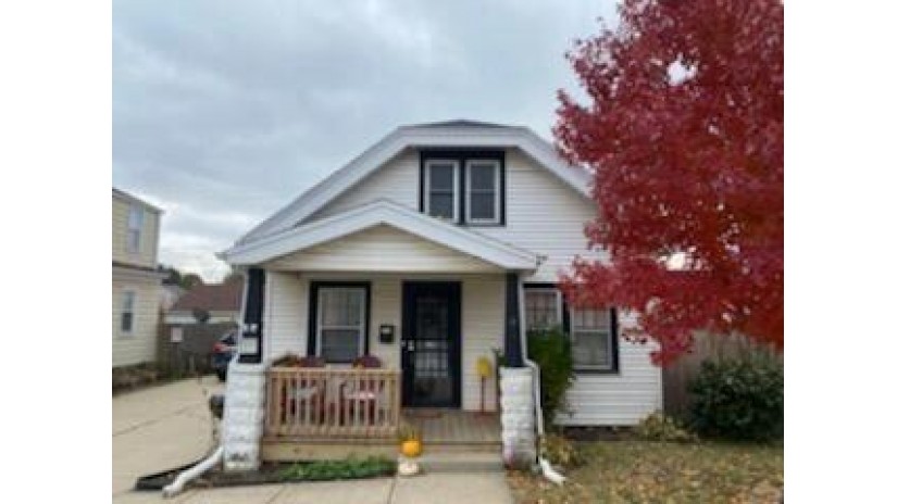 8807 W Becher St 8809 8811 West Allis, WI 53227 by Realty Dynamics $269,900