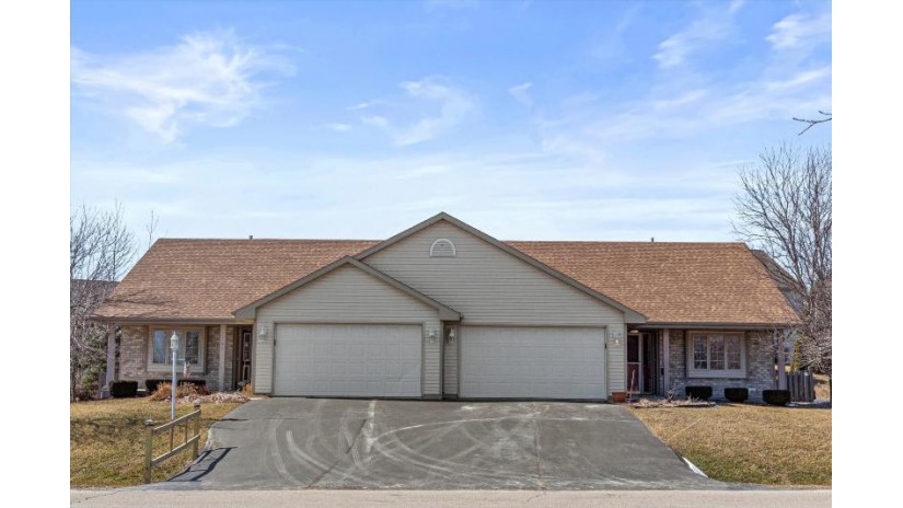 8567 S Cortland Dr Oak Creek, WI 53154 by Kaplon Realty, LLC $292,000