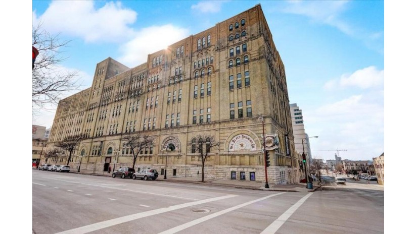 270 E Highland Ave 1015 Milwaukee, WI 53202 by Powers Realty Group $289,900