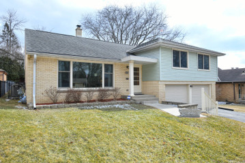 10445 W Stewart Ave, Wauwatosa, WI 53222-2342