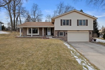 2625 Tilton Ln, Brookfield, WI 53045-4274