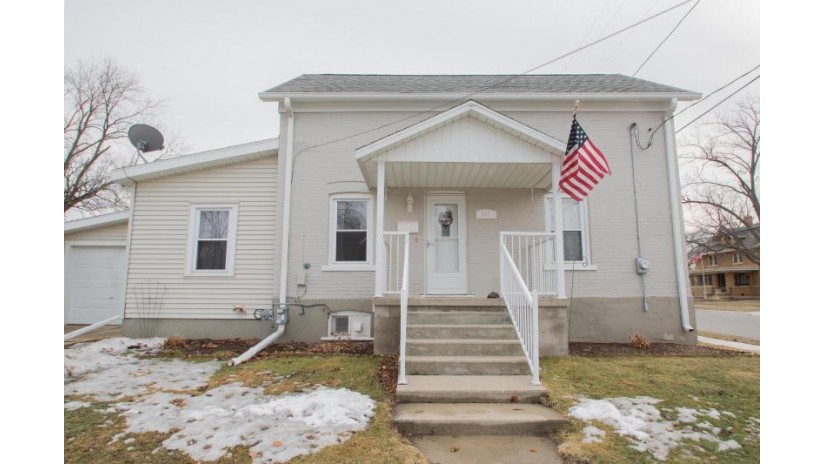 601 S 9th St Watertown, WI 53094 by Realty Executives Platinum - 920-539-5392 $184,900