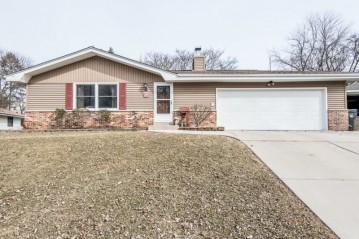 215 Jasper Ln, Waukesha, WI 53188