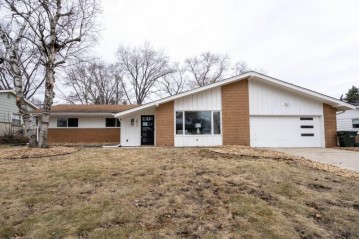 2817 N 122nd St, Wauwatosa, WI 53222-4014