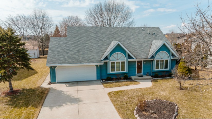 8155 S White Oak Dr Oak Creek, WI 53154 by Shorewest Realtors $415,000